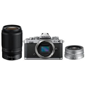Foto principale Kit Fotocamera Mirrorless Nikon Z FC + Obiettivo Nikkor Z 16-50mm F/3.5-6.3 VR + Obiettivo 50-250mm F/4.5-6.3 (VOA090K003) – Prodotto in Italiano