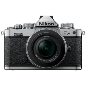Foto principale Kit Fotocamera Mirrorless Nikon Z FC + Obiettivo Nikkor Z 16-50mm F/3.5-6.3 VR (VOA090K002) – Prodotto in Italiano