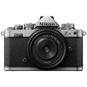 Foto principale Kit Fotocamera Mirrorless Nikon Z FC + Obiettivo w/ 28mm F/2.8 SE (VOA090K001) – Prodotto in Italiano