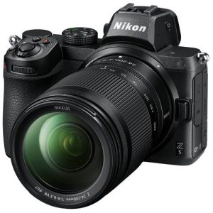Foto principale Kit Fotocamera Mirrorless Nikon Z5 + Obiettivo Nikkor Z 24-200mm (VOA040K004) – Prodotto in Italiano