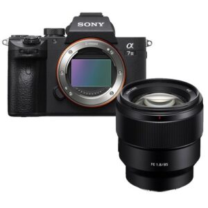 Foto principale Kit Fotocamera Mirrorless Sony Alpha A7 III + Obiettivo 85mm F/1.8 – Prodotto in Italiano